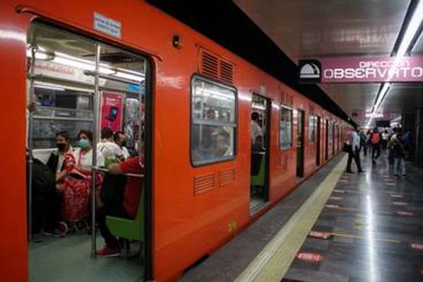 Policías evitan que mujer se arroje a las vías del Metro en estación Observatorio
