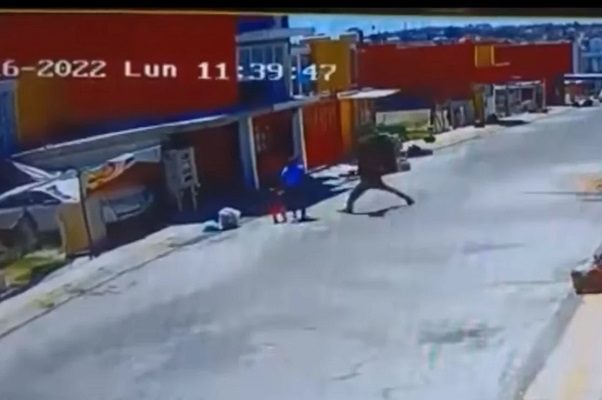 Hombre patea brutalmente a mujer y niña en calles de Puebla #VIDEO