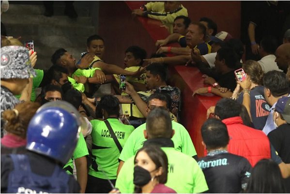 Persiste la violencia en el fútbol mexicano, ahora en el Estadio Azteca
