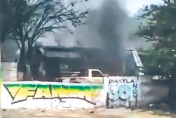 Suman ocho muertos por explosión de polvorín en Puebla