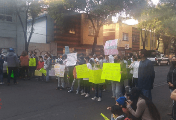 Padres bloquean Insurgentes Sur y Avenida del Imán; piden apertura de escuela