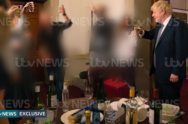 Revelan fotos de Boris Johnson brindando en otra fiesta Covid