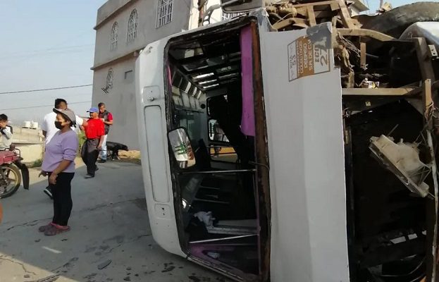 Al menos 20 lesionados tras volcadura de combi en Los Reyes La Paz