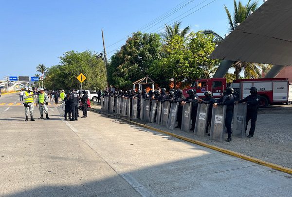 Policías auxiliares de Acapulco realizan bloqueo en demanda de mejoras laborales
