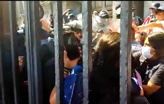 Acusan a policías por uso excesivo de la fuerza contra periodistas y comunidad LGBT en Toluca
