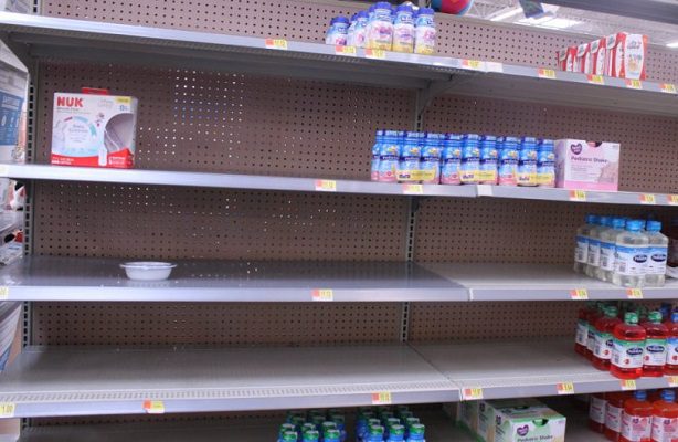 Gobierno de EE.UU. compra 1.5 millones de botellas de leche para bebés