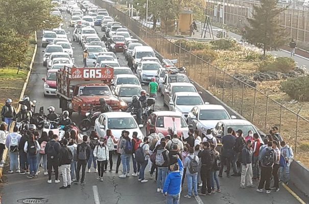 Estudiantes bloquean avenida Central de Ecatepec por casos de acoso sexual