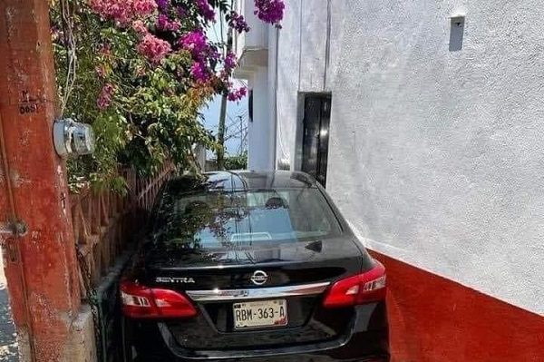 ¿En serio? Turistas atascan carro en callejón de Taxco y culpan al GPS