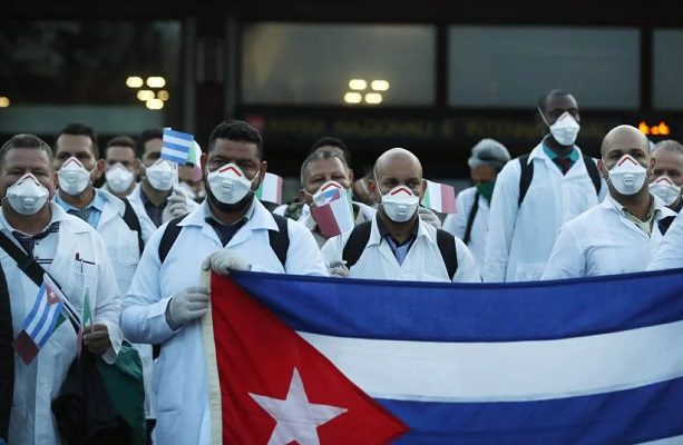 "Vileza" descalificación de médicos cubanos por "cuestiones ideológicas": AMLO
