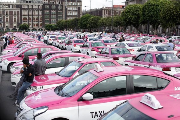 Taxistas amagan con realizar protestas quincenales por aplicaciones de transporte