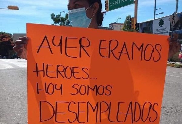 Médicos del IMSS exigen plazas definitivas frente a Palacio Nacional