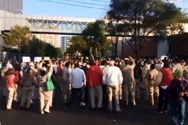 Trabajadores de Pemex bloquean Marina Nacional por incumplimiento de contrato