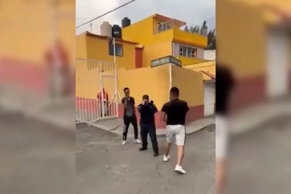 Policía se pelea en plena calle con un sujeto, en Ecatepec #VIDEO