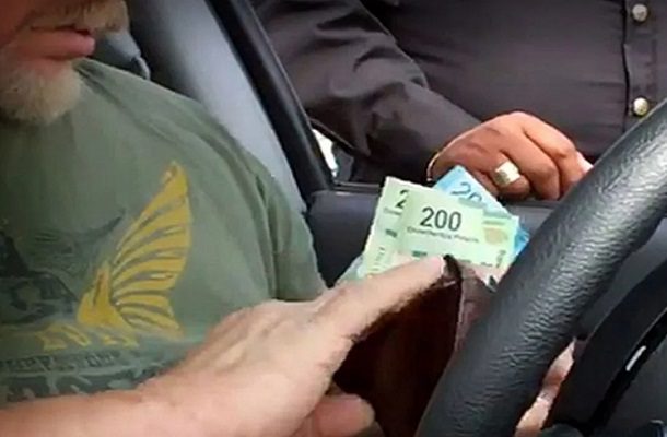 Mexicanos gastan más de 3 mil pesos en corrupción, alerta el Inegi