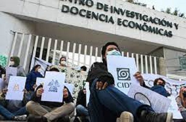 Académicos protestan por destitución de coordinadora del periodismo en el CIDE