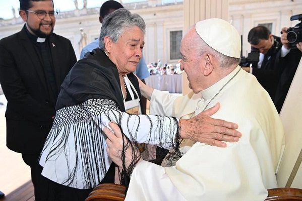 El Papa Francisco bendice a madre buscadora mexicana