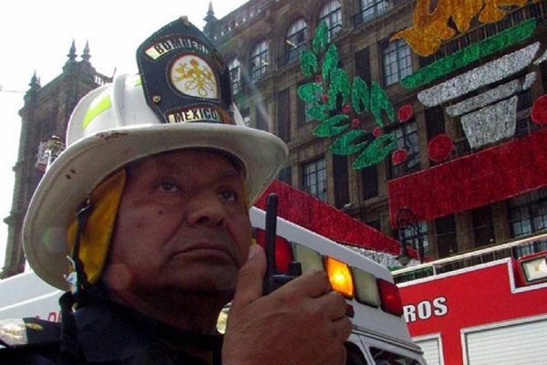Trasladan cuerpo del Jefe Vulcano a estación de bomberos para su último homenaje