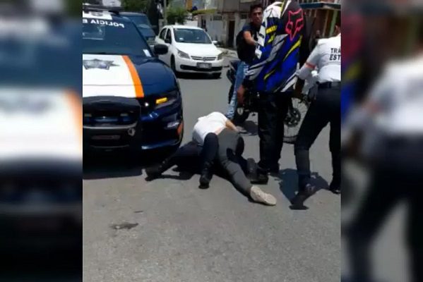 Efectiva de la Guardia Nacional somete a mujer policía para evitar infracción #VIDEO