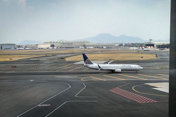 AMLO acusa una campaña en su contra por la saturación y retraso de vuelos en el AICM