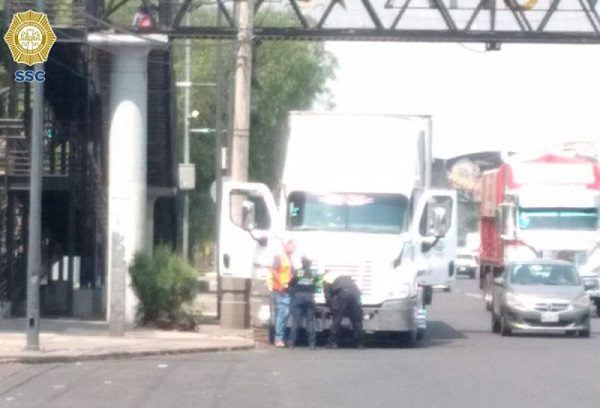 Choferes en doble fila agreden a policías por ponerles una infracción #VIDEO