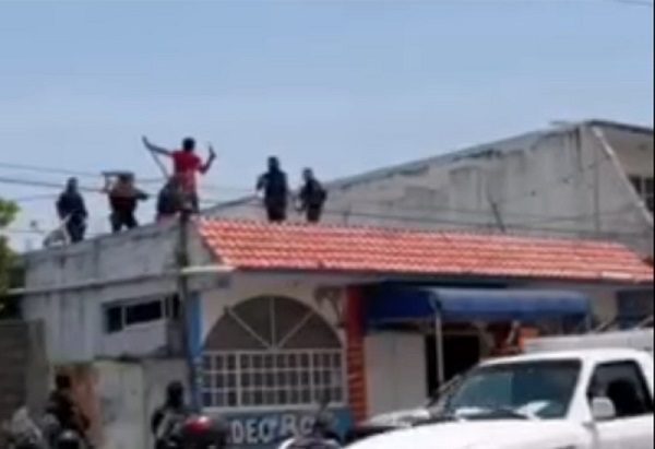 Policías golpean brutalmente a sujeto en techo de una cantina, en Veracruz #VIDEO
