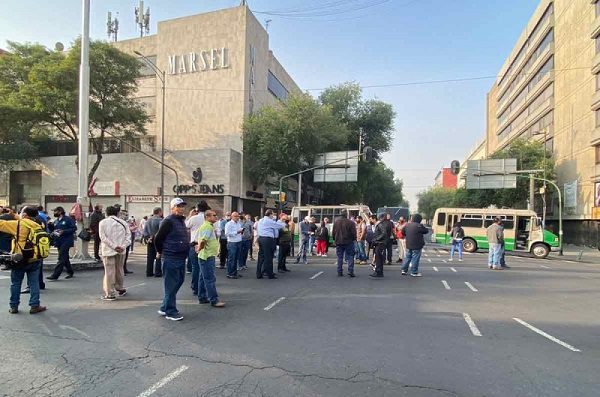 Transportistas bloquean calles del Centro Histórico; exigen aumento a la tarifa