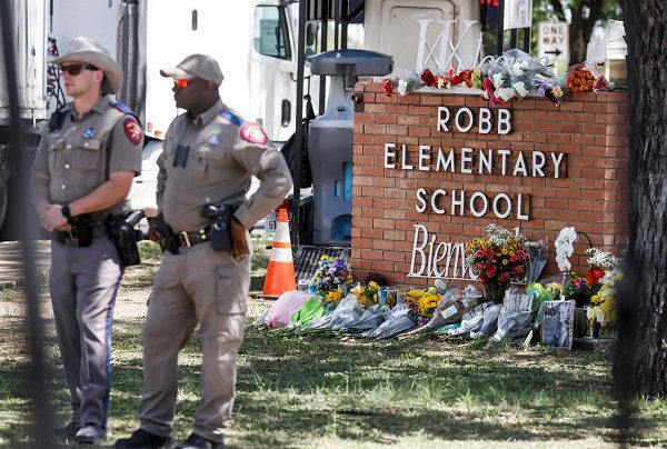 "No era un monstruo", pero podía ser "agresivo", dice madre del tirador de Texas