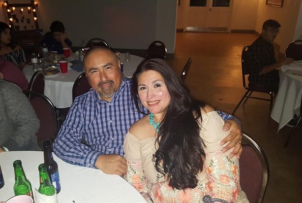 Muere de un infarto el esposo de la maestra que protegió a niños en tiroteo en Texas