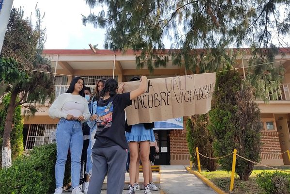 Alumnas de la UAEM denuncian a profesores por acoso