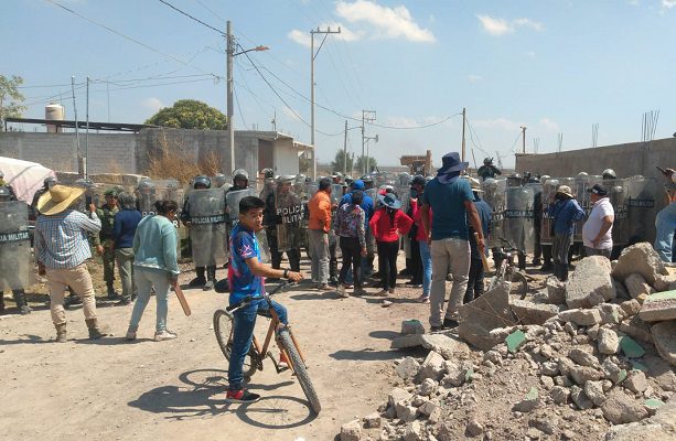 Ejidatarios de San Miguel Xaltocan, del municipio de Nextlalpan, en el Estado de México, se enfrentaron a golpes con elementos de la Policía Militar debido a que la escuela primaria de su comunidad fue tirada por trabajadores de la construcción para colocar una red de drenaje del Aeropuerto Internacional “Felipe Ángeles” (AIFA).