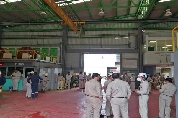 Trabajadores de refinería de Pemex en Oaxaca se van a paro de labores