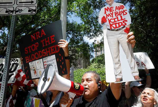 Manifestantes llegan a convención del rifle en Texas