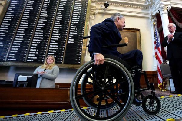 El gobernador de Texas defiende el uso de armas de fuego, pero ve "equivocado" su control