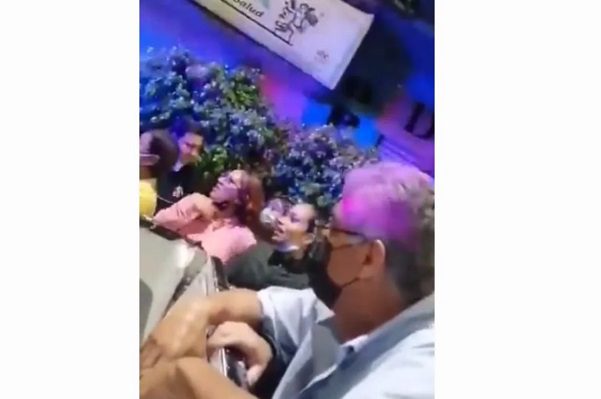 Detienen a personal médico por orinar en la vía pública, en Naucalpan