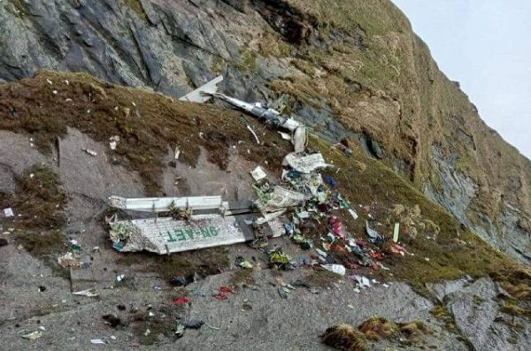 Encuentran avión de Nepal desaparecido con sus 22 pasajeros muertos