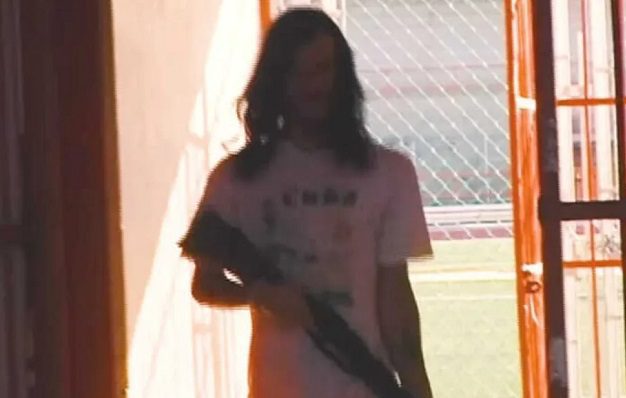 Levanta las alarmas joven portando un rifle en la Universidad de Sonora