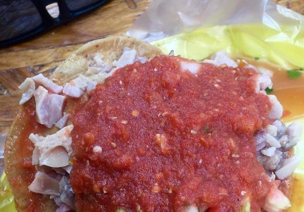 Asesinan a tiros a tres personas mientras comían en un puesto de tostadas en Zacatecas