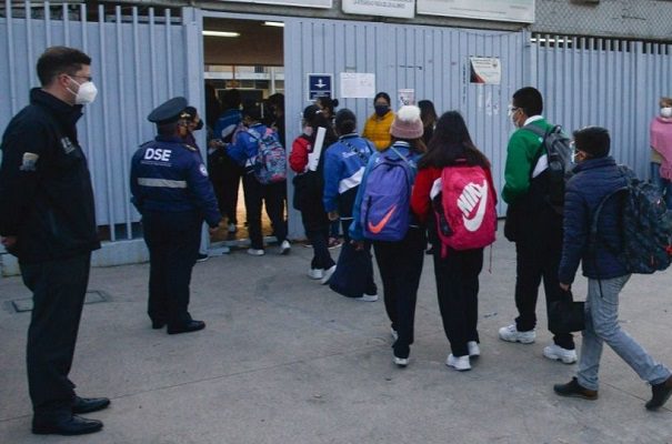 Revisan mochilas a alumnos de secundaria de CDMX donde hubo amenaza de tiroteo