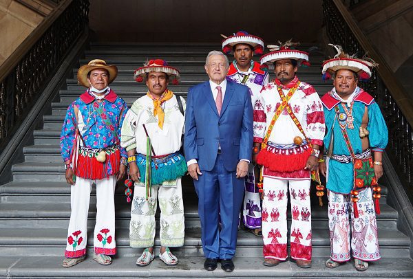 AMLO firma acuerdo con Caravana Wixárika para restitución de tierras