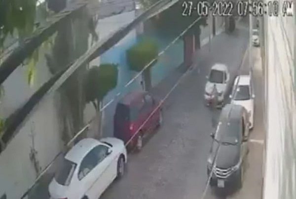 Chofer atropella y da golpiza a ladrón de autopartes, en Querétaro #VIDEO