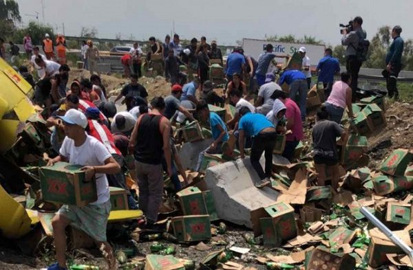 Pobladores rapiñan tráiler con cerveza volcado en Circuito Exterior Mexiquense