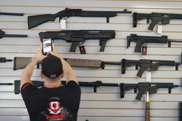 Trudeau presenta un proyecto de ley que "congela" tenencia de armas en Canadá
