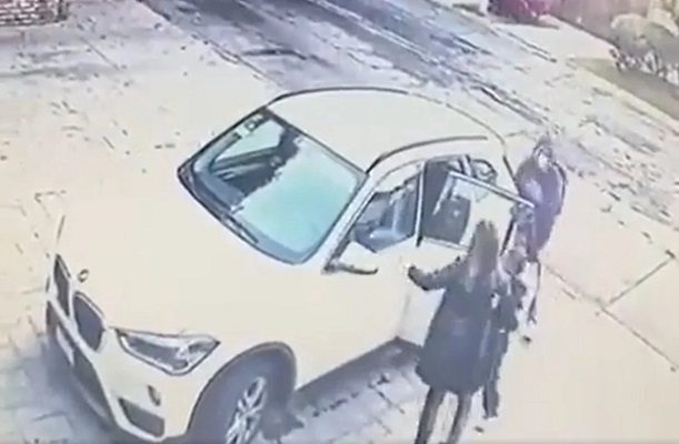 Sujeto roba camioneta a mujer mientras viajaba con su hijo, en Tlalnepantla #VIDEO