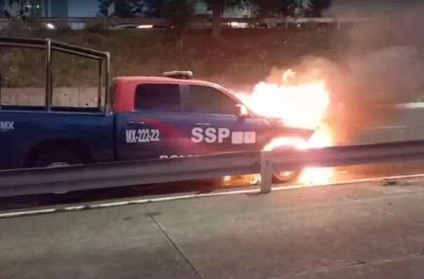 Se incendia patrulla de la CDMX sobre carretera México-Toluca #VIDEOS