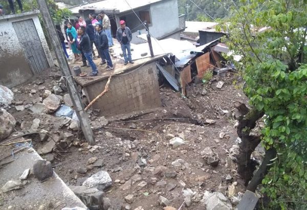 Al menos 3 muertos y 7 desaparecidos tras arribo a 'Agatha' en Oaxaca