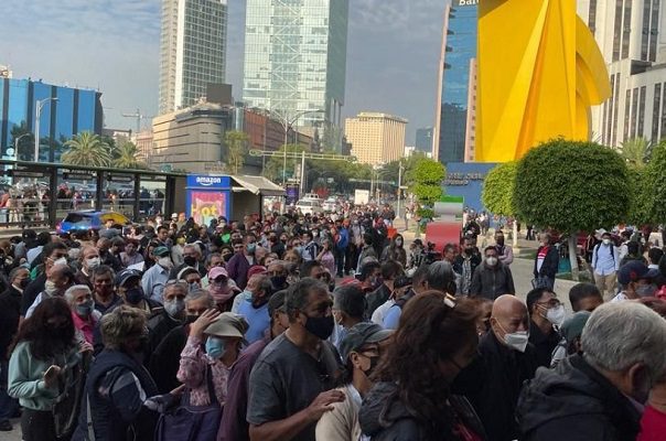 Largas filas en las oficinas del SAT para solicitar Constancia de Situación Fiscal