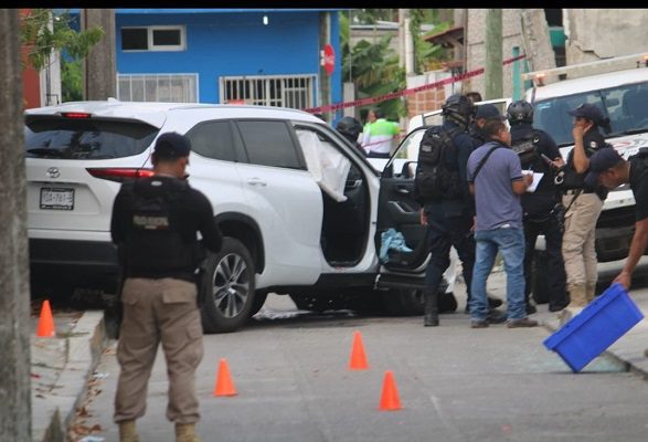 Balean a síndico en Veracruz y a su esposa, pero funcionario lograr atropellar a agresores