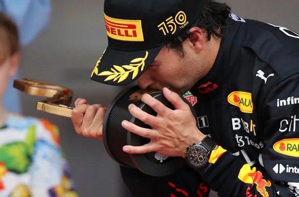 Checo Pérez firma su renovación con Red Bull hasta 2024