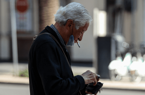 Gobierno CDMX prohíbe fumar en 11 espacios públicos del Centro Histórico