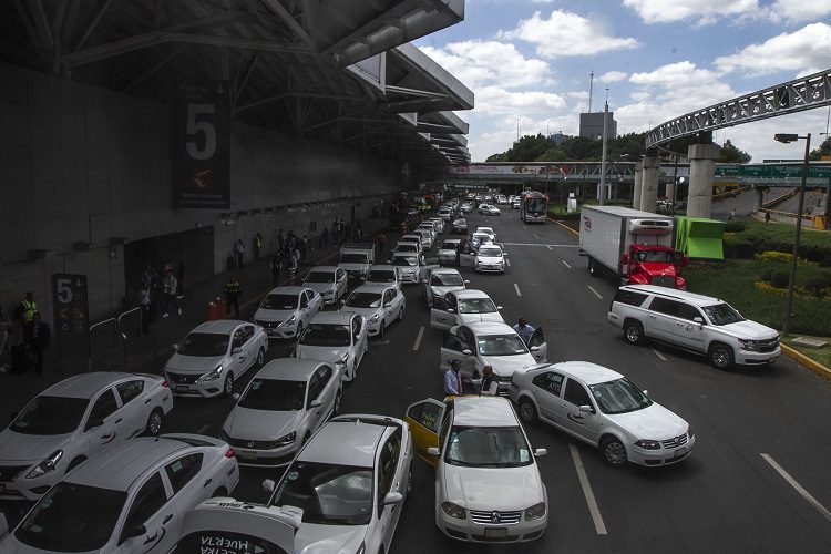 Bloqueo de taxistas en el AICM